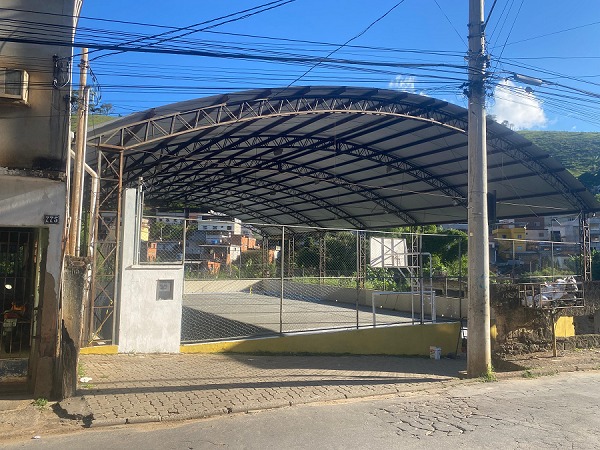 Projeto Amigos do Esporte II, na quadra do Bairro da Glória, abre inscrições gratuitas para modalidades de vôlei e futsal em Santos Dumont